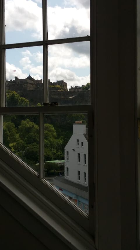 Rose Street 4 bedroom Apartment in Edinburgh