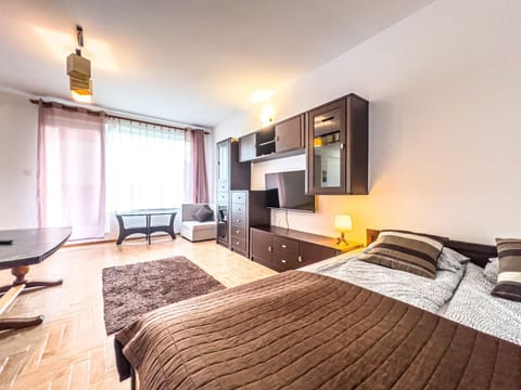 Bed, TV and multimedia, Living room