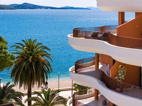 Property building, Nearby landmark, Day, Natural landscape, Balcony/Terrace, Decorative detail, Sea view