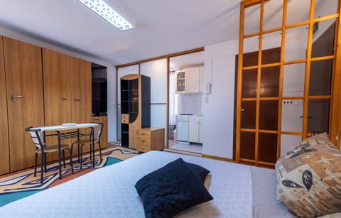 Bed, Living room, Photo of the whole room, Seating area, Dining area, wardrobe