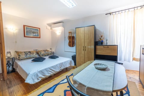 Bed, Seating area, wardrobe