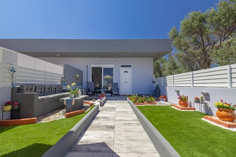 Property building, Patio, Day, Garden, Garden view