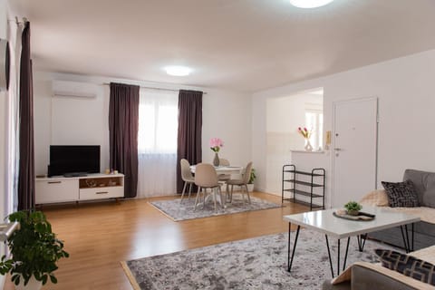 Communal lounge/ TV room, TV and multimedia, Living room, Seating area, Dining area