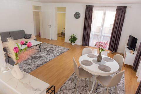 Communal lounge/ TV room, TV and multimedia, Living room, Photo of the whole room, Seating area, Dining area, Evening entertainment