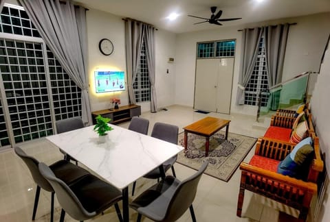 TV and multimedia, Living room, Seating area, Dining area