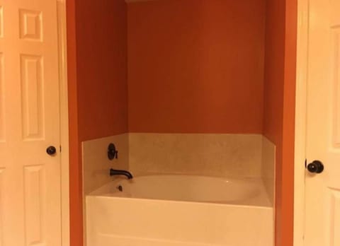 4BR 2BA Family Home On a Lake House in Mississippi