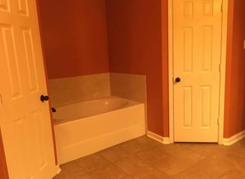 4BR 2BA Family Home On a Lake House in Mississippi