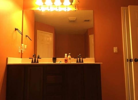 4BR 2BA Family Home On a Lake House in Mississippi