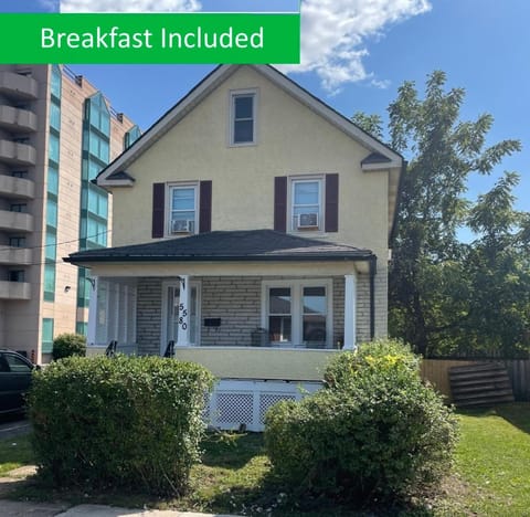 Exceptionally Close to the Falls Amazing Location & Complimentary Breakfast Delivered Daily to the Rental House in Niagara Falls