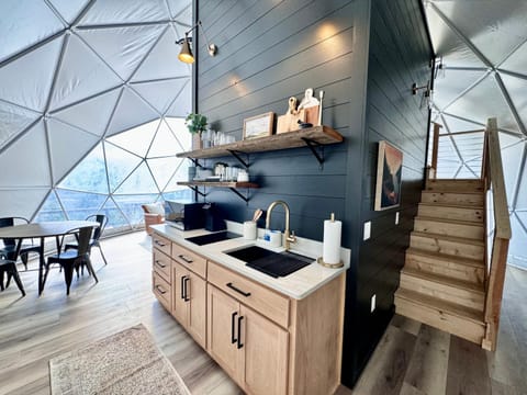 Kitchen or kitchenette, Dining area