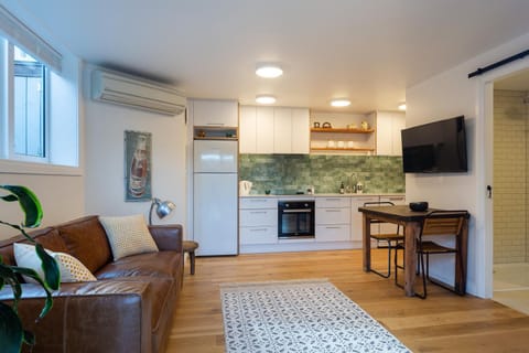 TV and multimedia, Kitchen or kitchenette, Living room, Photo of the whole room, Seating area, Dining area, oven, pet friendly, stove