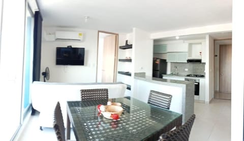 Communal lounge/ TV room, TV and multimedia, Kitchen or kitchenette, Living room, Seating area, Dining area, Evening entertainment, oven, stove, air conditioner