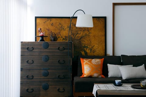 Bed, Living room, Photo of the whole room, Decorative detail, Decorative detail, Seating area, furniture, heating