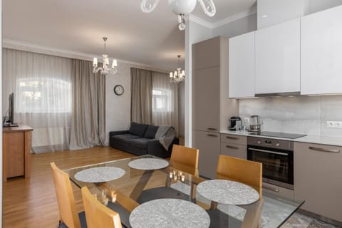 Coffee/tea facilities, Kitchen or kitchenette, Living room, Seating area, Dining area, dishwasher, stove