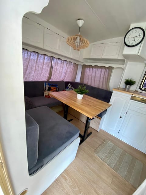 Kitchen or kitchenette, Seating area, Dining area