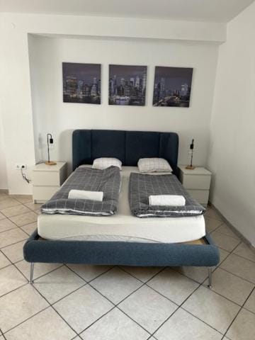 Bed, towels