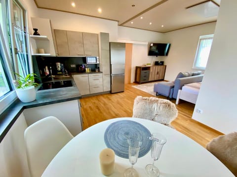 Kitchen or kitchenette, Living room, Seating area, Dining area