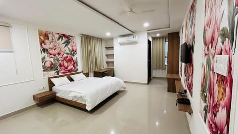 Bed, TV and multimedia, Photo of the whole room, Bedroom, internet, wardrobe, air conditioner