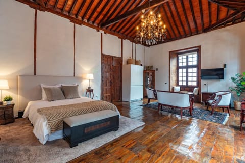 Bed, TV and multimedia, Living room, Photo of the whole room, Seating area, Bedroom