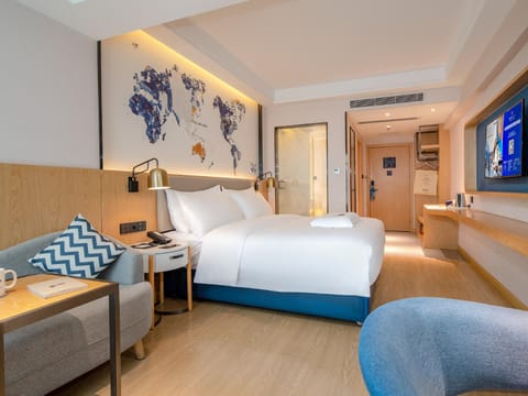 Photo of the whole room, room service