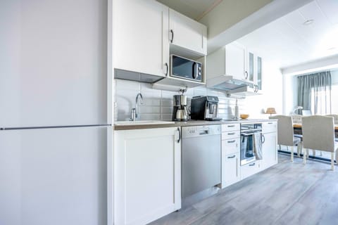 Coffee/tea facilities, Kitchen or kitchenette, dishwasher