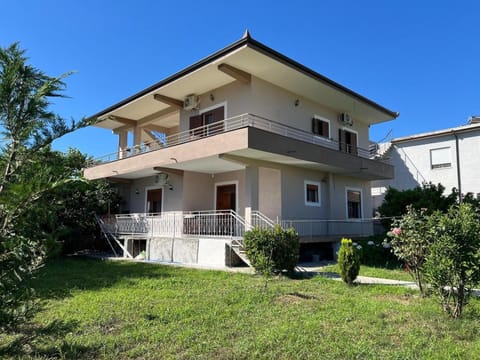 Property building, Day, Garden, Garden view