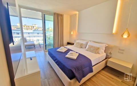 Bed, TV and multimedia, Balcony/Terrace, Photo of the whole room, Bedroom, towels