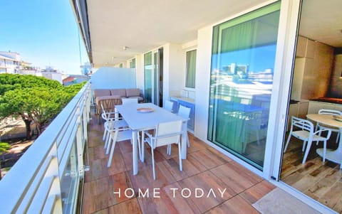 Property building, Facade/entrance, Day, Bird's eye view, Balcony/Terrace, Living room, Dining area, City view, Lunch, Time of day, Inner courtyard view