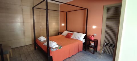 Photo of the whole room, Bedroom, wardrobe
