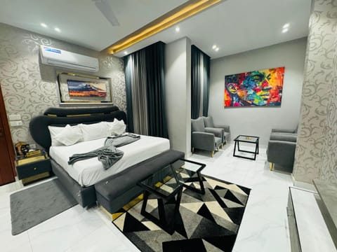 Bed, TV and multimedia, Living room, Photo of the whole room, Seating area, Bedroom, air conditioner