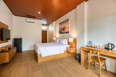 Bed, TV and multimedia, Bedroom, minibar, air conditioner