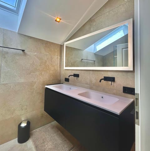 Ferienwohnung "Krainsbergkogel" - Edles Dachgeschossapartment mit Bergblick Apartment in Schliersee