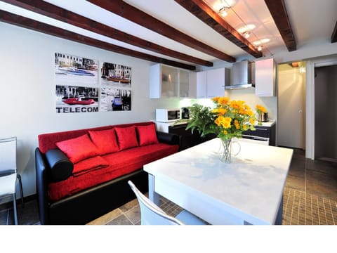 Bed, Kitchen or kitchenette, Living room, Seating area, Dining area