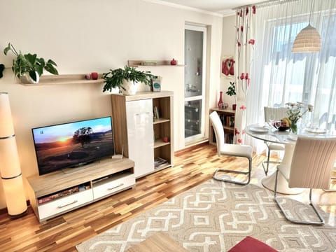 TV and multimedia, Living room, Seating area, Dining area, Evening entertainment