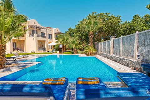 Swimming pool, sunbed