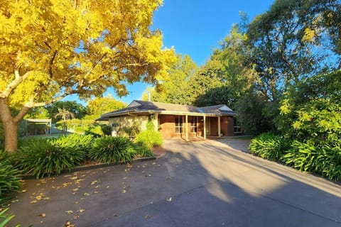 Property building, Garden, Parking