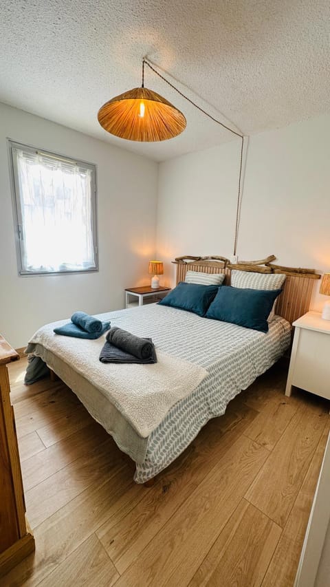 Bed, Photo of the whole room, towels
