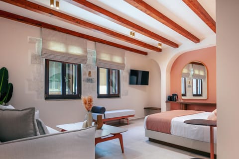 Bed, TV and multimedia, Bedroom