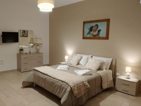 Bed, TV and multimedia, Photo of the whole room, Bedroom, towels