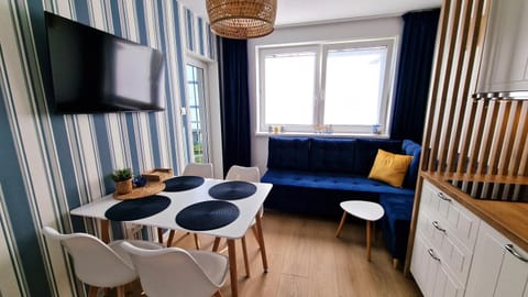 TV and multimedia, Kitchen or kitchenette, Living room, Seating area, Dining area, stove