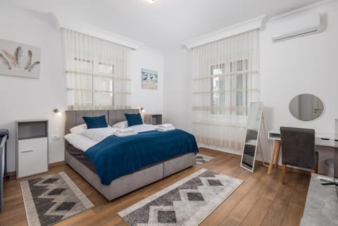 Bed, Photo of the whole room, Bedroom, air conditioner