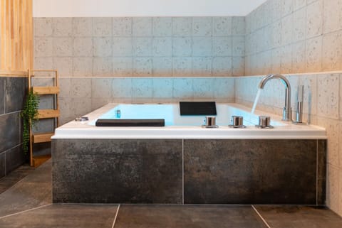 Hot Tub, Bathroom