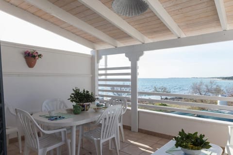 Natural landscape, View (from property/room), Balcony/Terrace, Dining area, Sea view