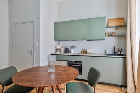 Coffee/tea facilities, Kitchen or kitchenette, Dining area, stove, toaster