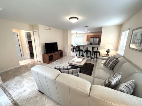 Stunning Villa with Golf Course Views House in Haines City