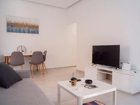 TV and multimedia, Living room, Evening entertainment