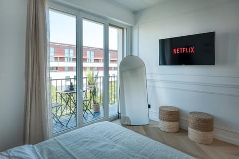 Bed, TV and multimedia, Balcony/Terrace, Photo of the whole room, Bedroom