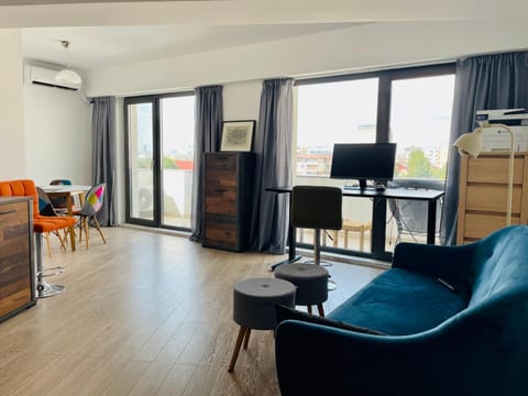 TV and multimedia, Living room, Photo of the whole room, Business facilities, Dining area, Evening entertainment, air conditioner