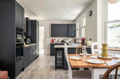 Coffee/tea facilities, Kitchen or kitchenette, Other, Dining area, oven, stove