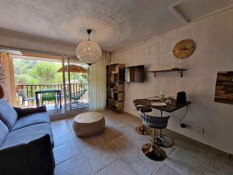Beau studio, moderne, au calme avec piscine et parking privé dans une résidence arborée Apartment in Sanary-sur-Mer